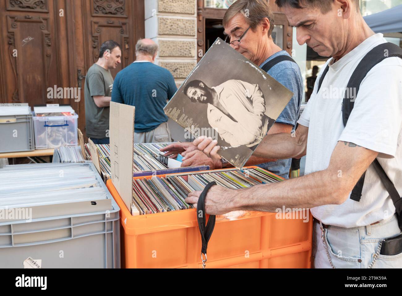 Wien, Autria. 29. September 2023. Männer, die auf dem Straßenmarkt in der Neubaugasse durch Kartons mit alten Schallplatten suchen Stockfoto