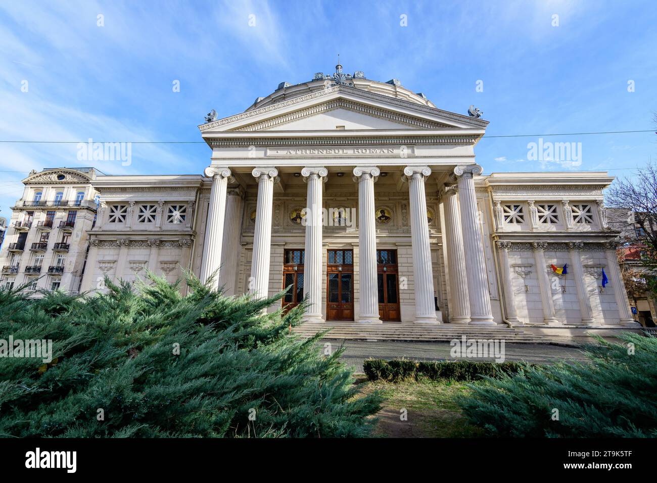 Das rumänische Atheneum (Ateneul Roman), ein kreisförmiges Gebäude, das die Hauptkonzerthalle und Heimat der George Enescu Philharmonie in Bukarest, Romani, ist Stockfoto