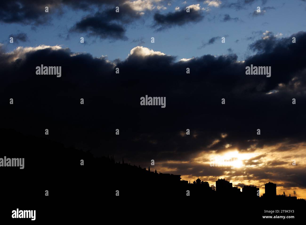 Zagreb, Kroatien. Juli 2023. Sonnenaufgang über der Stadt in Rijeka, kroatien, am 26. November 2023. Foto: Nel Pavletic/PIXSELL Credit: Pixsell/Alamy Live News Stockfoto