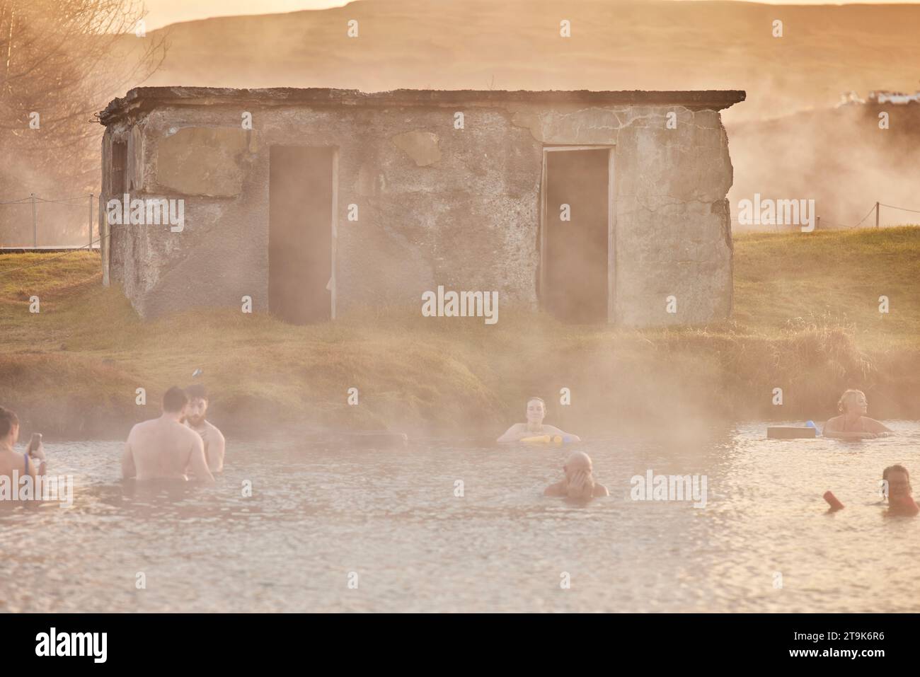 Island die geheime Lagune, auch bekannt als Gamla Laugin, ist das älteste Schwimmbad Islands, das 1891 erbaut wurde Stockfoto