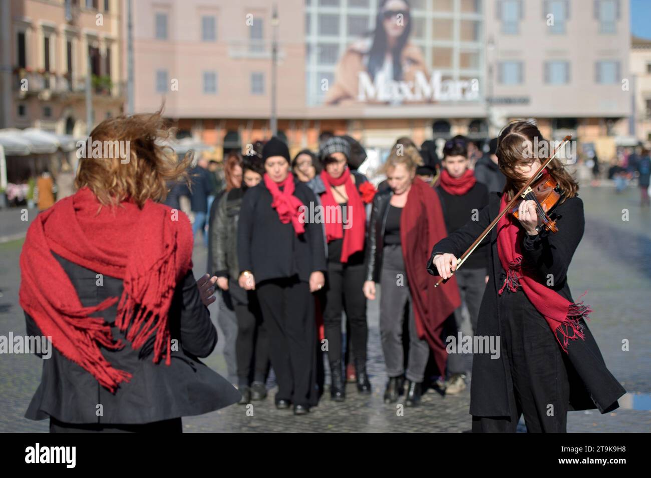 Rom, Italien. November 2023. Die Gruppe des Labors 'A Gran Voce' (mit lauter Stimme beleuchtet) des transfeministischen Vereins 'Le Tre Ghinee' in einer Choraufführung mit Text aus der Präambel der Konvention von Istanbul am Internationalen Tag zur Beseitigung der Gewalt gegen Frauen in Rom. Bisher wurden in Italien im Jahr 2023 106 Morde mit weiblichen Opfern verzeichnet, von denen 87 im familiären/emotionalen Kontext getötet wurden, von denen 55 vom Partner/Ex-Partner getötet wurden. In den Jahren 2013 bis 2022 nahmen die Misshandlungen gegen Familienangehörige und Mitbewohner um 105% pro zu Stockfoto