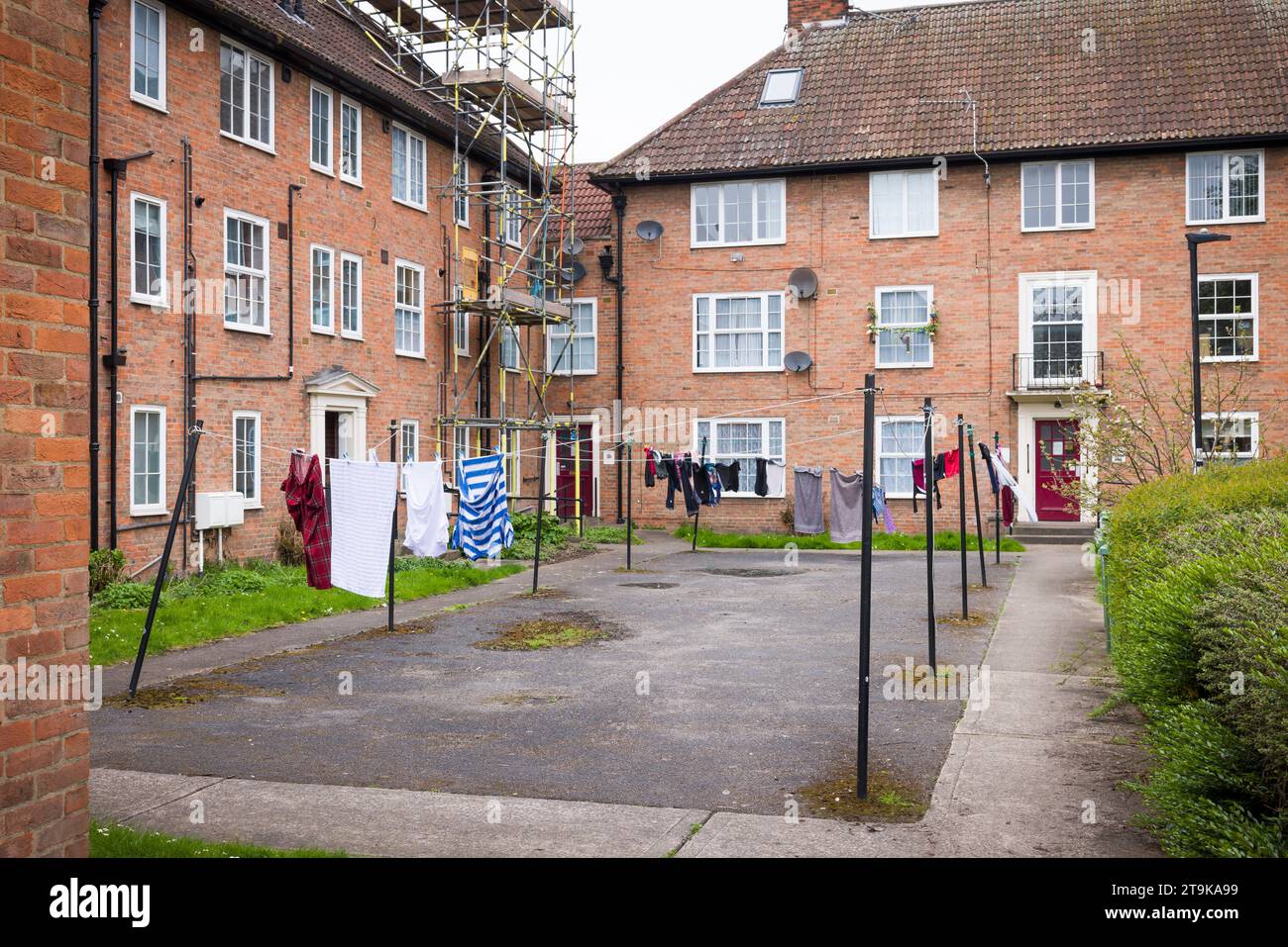 Außenansicht von Wohnblocks, Apartmenthäusern mit Gemeinschaftsgarten im Stadtzentrum von York, Großbritannien Stockfoto