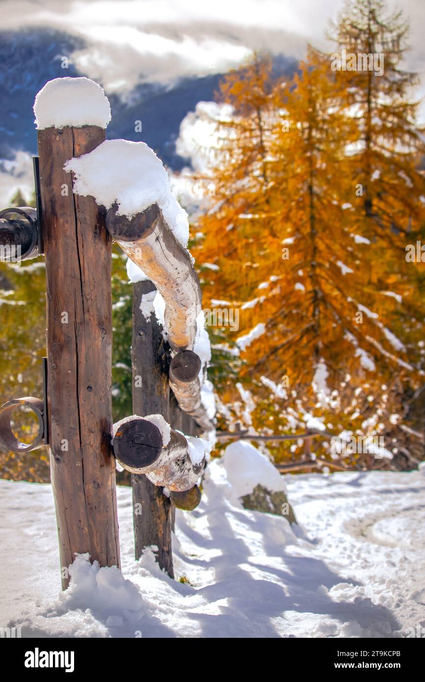 Erster Schnee in den italienischen Bergen Stockfoto