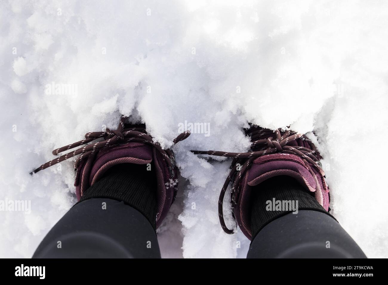 Schuhe im Schnee Stockfoto