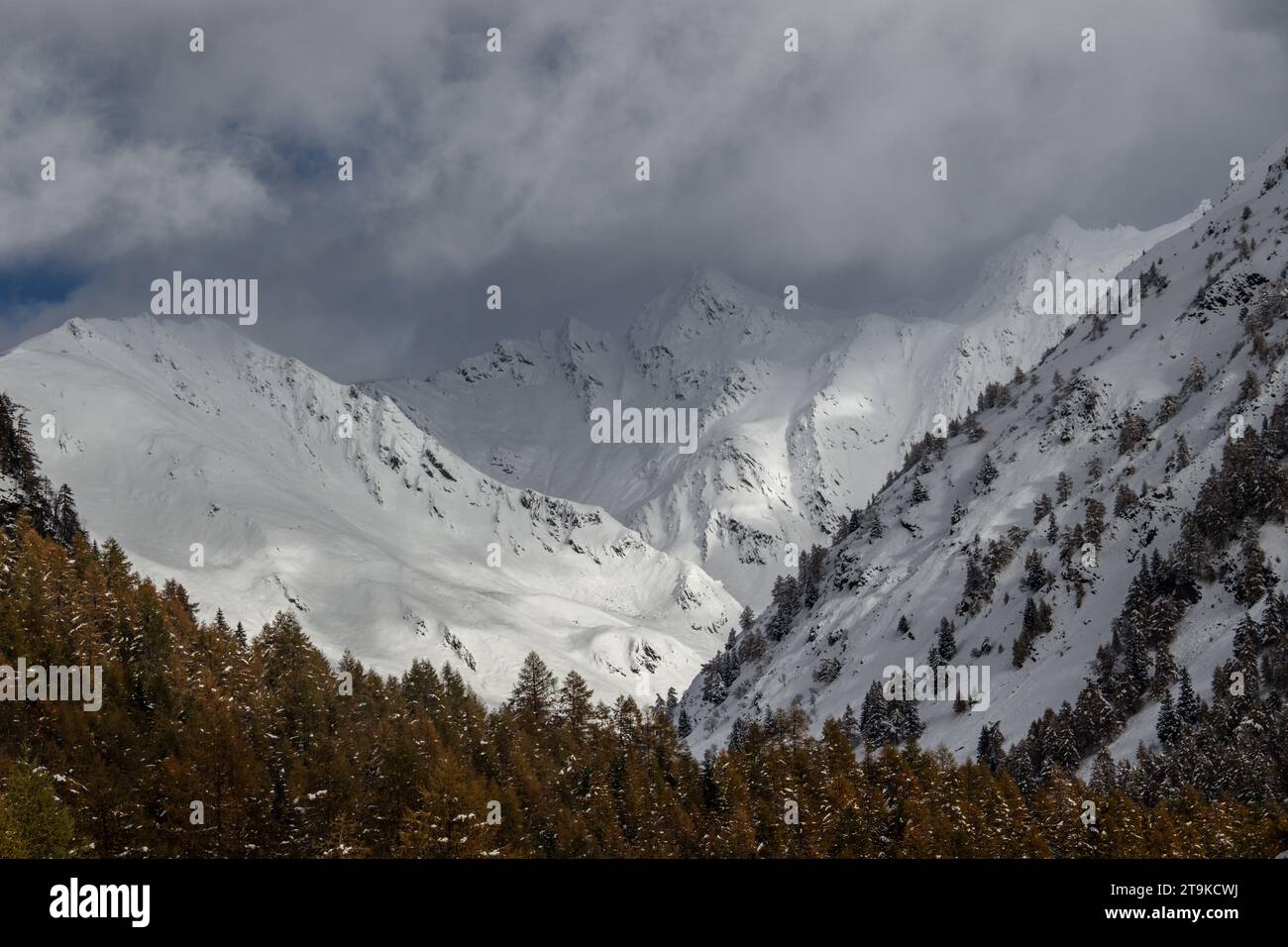 Erster Schnee in den italienischen Bergen Stockfoto