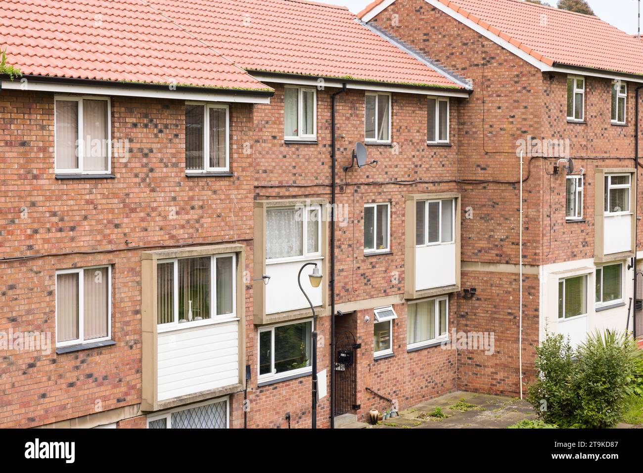 Reihe von Reihenhäusern, Block von Maisonettes und Wohnungen im Stadtzentrum von York, Großbritannien. Stockfoto