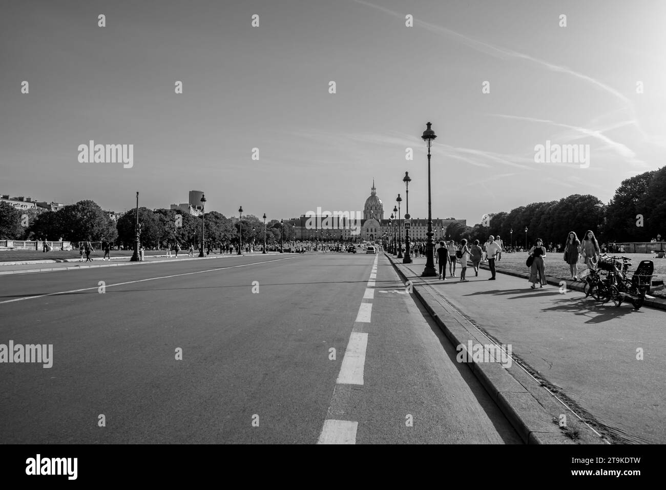 Paris, Frankreich - 8. Oktober 2023 : die Avenue Marechal Galieni führt zum Hotel des Invalides, dem Militärmuseum von Paris Frankreich Stockfoto