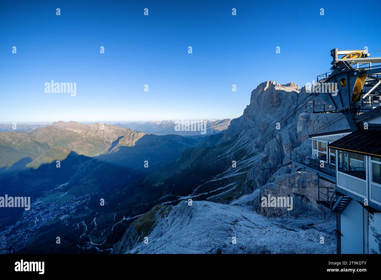 Die Liftstation in der Nähe der Hütte Rifugio Rosetta mit Blick auf San Martino di Castrozza, Italien Stockfoto