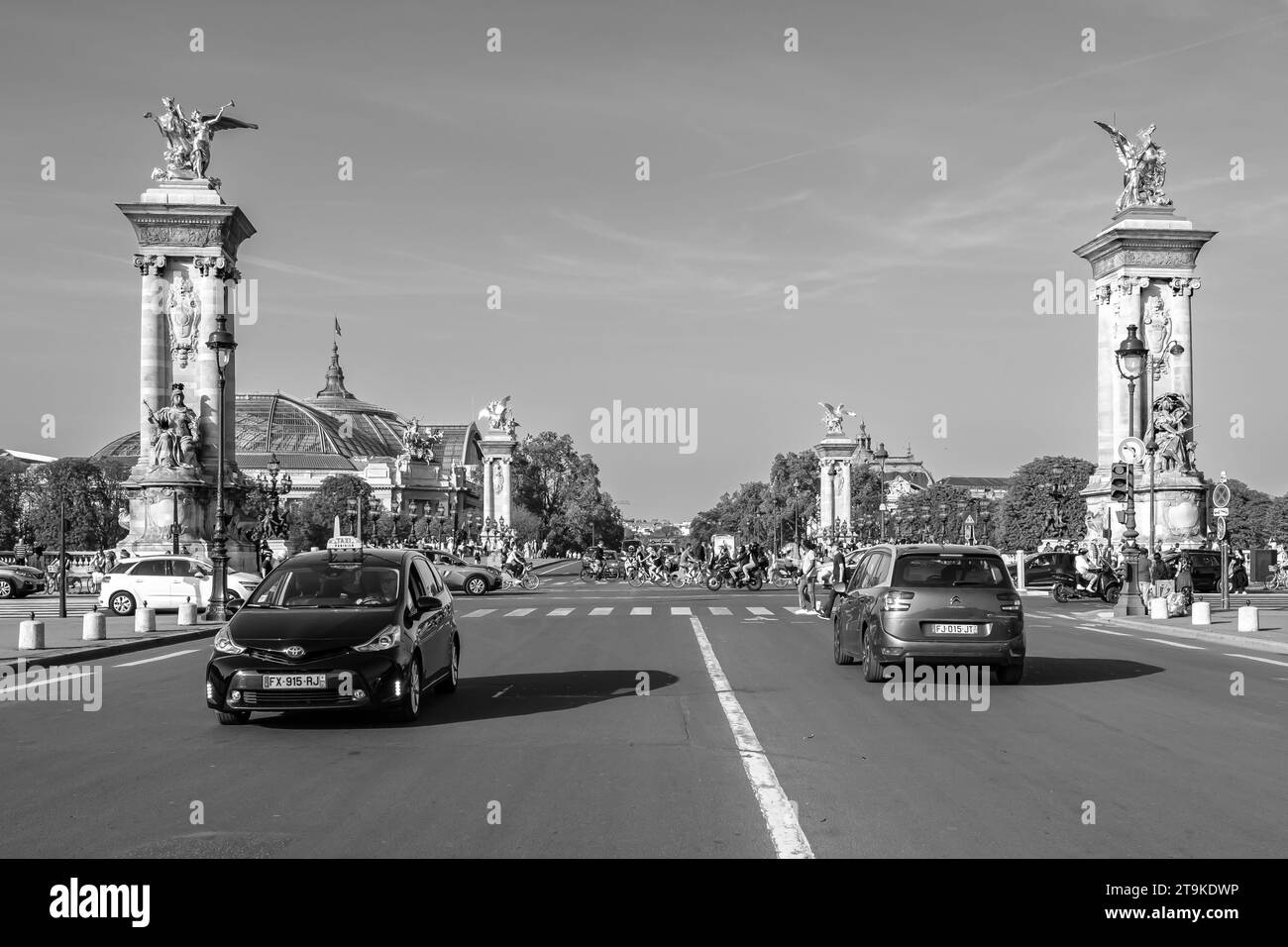 Paris, Frankreich - 8. Oktober 2023 : Panoramablick auf die Pont Alexandre III, die berühmte Deckbogenbrücke und den geschäftigen Verkehr in Paris Frankreich Stockfoto