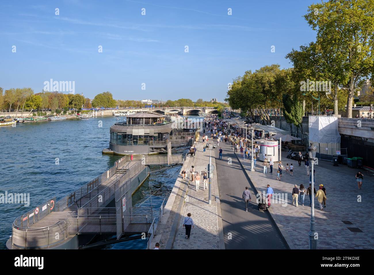 Paris, Frankreich - 8. Oktober 2023 : Blick auf Touristen und pariser Spaziergänge neben der seine und verschiedene Cafés in Paris Frankreich Stockfoto