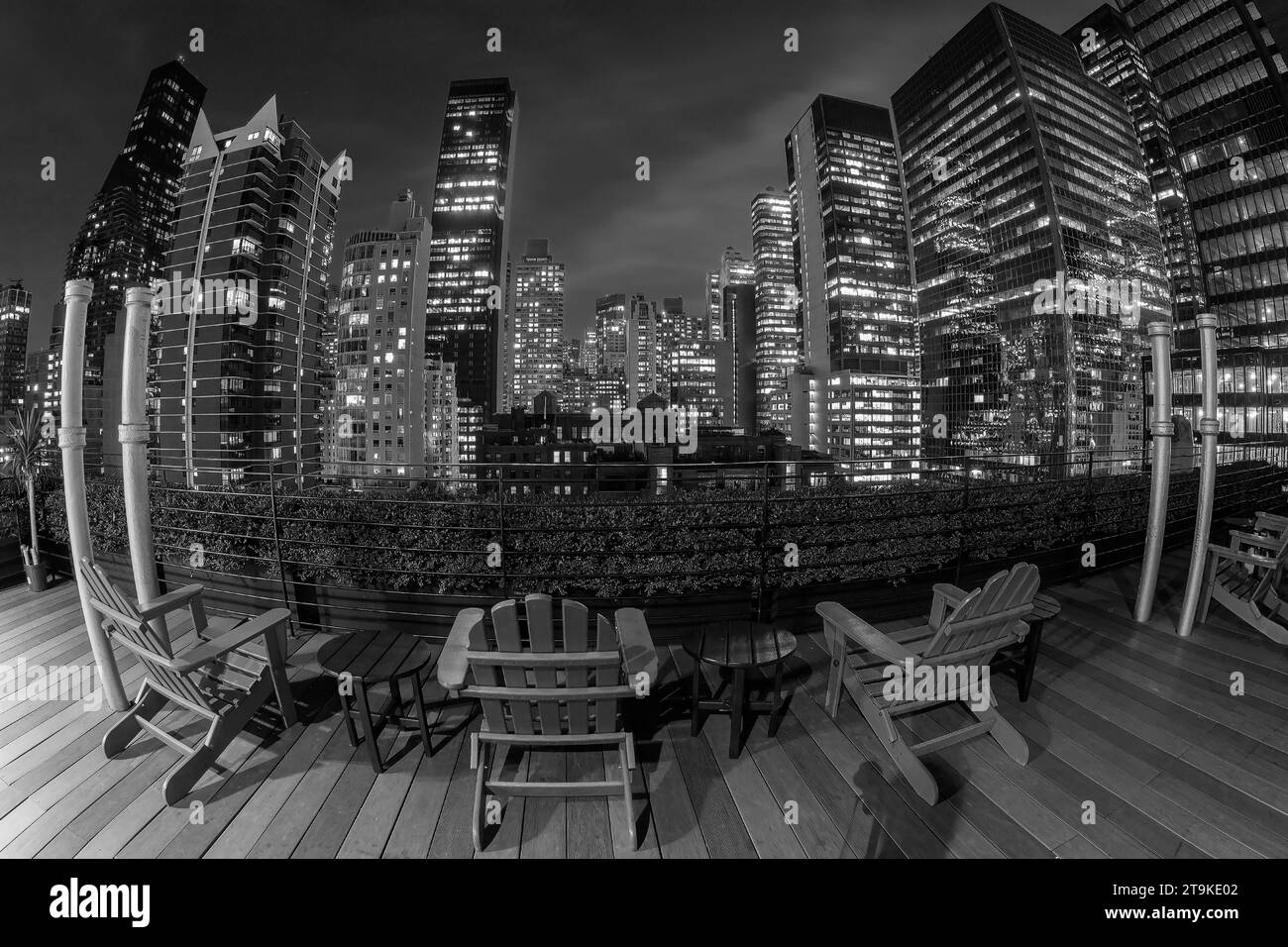 NEW YORK, USA - 10. MÄRZ 2020: Nächtlicher Blick auf die Wolkenkratzer von Midtown Manhattan vom Dach eines Gebäudes in Schwarz-weiß. Stockfoto