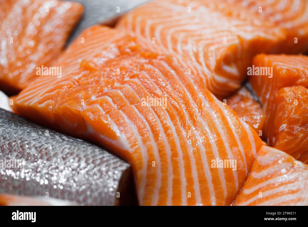 Lachsfische, Stückchen in loser Schüttung auf dem Fischmarkt Stockfoto