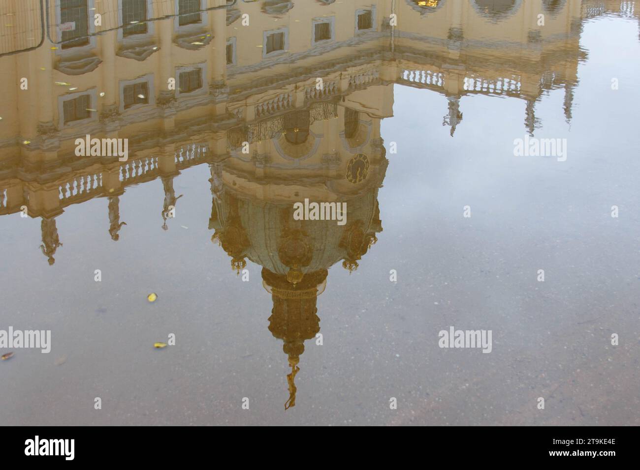 Eine Reflexion in einer Pfütze des Charlottenburger Schlosses, Berlin Stockfoto