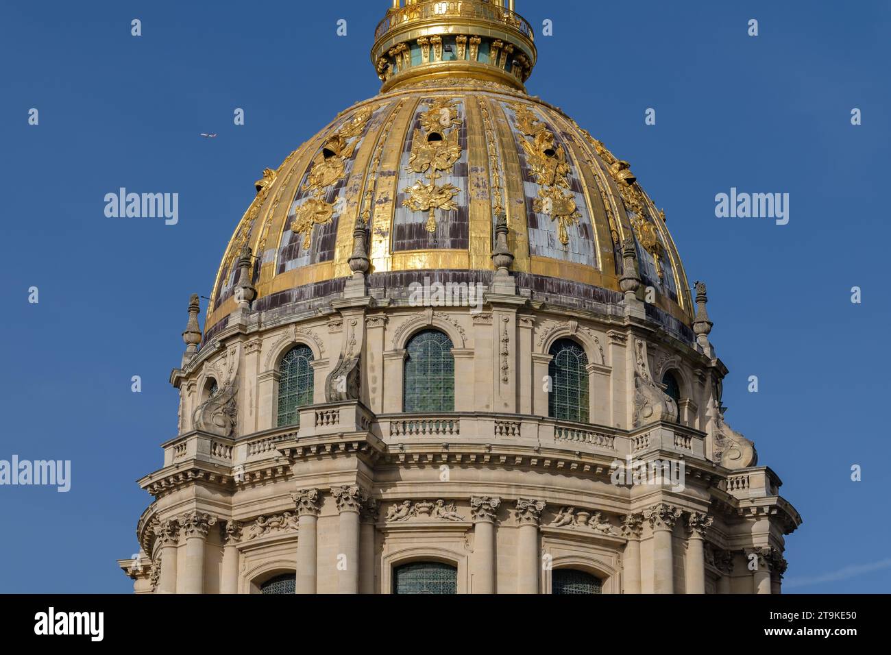 Paris, Frankreich - 8. Oktober 2023: Nahaufnahme der Kuppel Hôtel des Invalidenhauses, eines Militärmuseums in Paris Frankreich Stockfoto