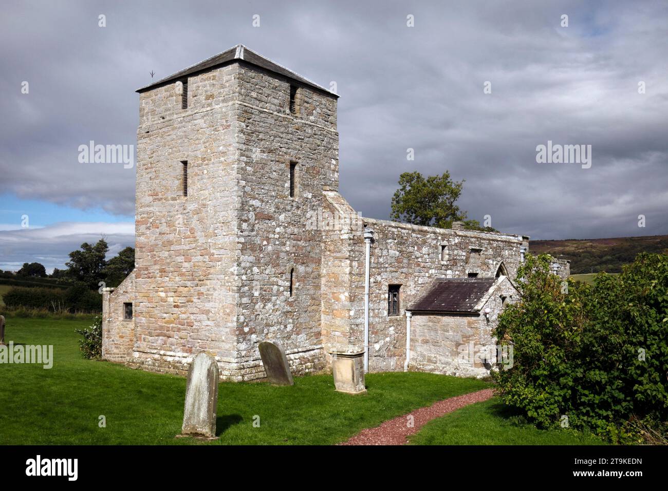 St. John the Baptist Church, mit Bolton Chapel, Edlingham. Northumberland, Großbritannien, GB. Normannische Kirche aus dem 11. Jahrhundert mit geneigtem Dachturm aus dem 14. Jahrhundert Stockfoto