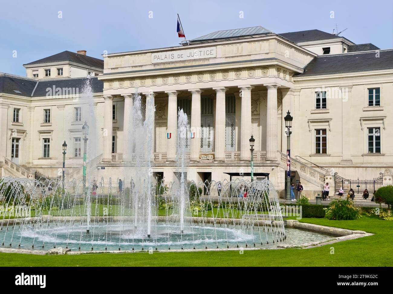 Brunnen und Fassade des Justizpalastes Place Jean-Jaurès Tours France Stockfoto