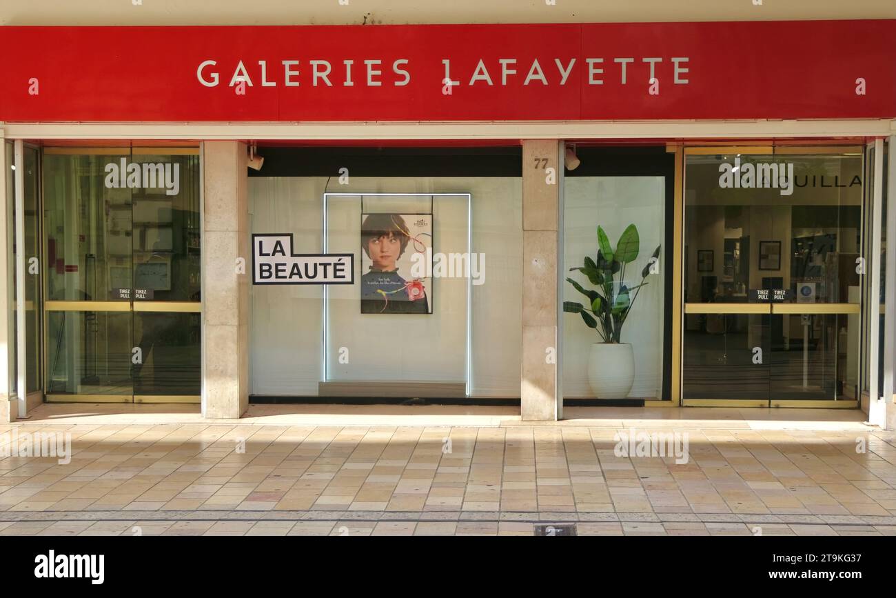 Schaufenster und Eingang zum Kaufhaus Galeries Lafayette Rue NationaleTours France Stockfoto