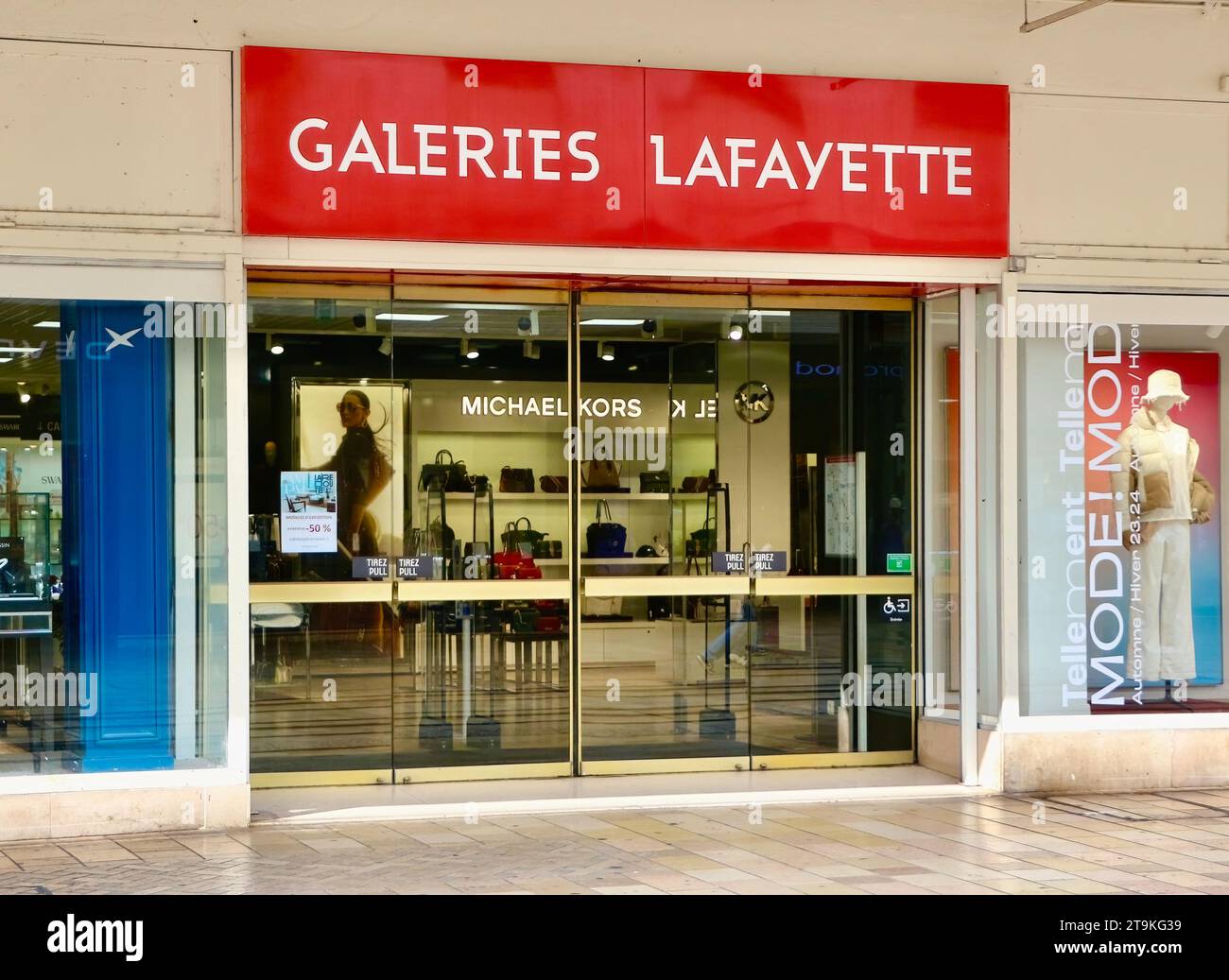 Schaufenster und Eingang zum Kaufhaus Galeries Lafayette Rue NationaleTours France Stockfoto