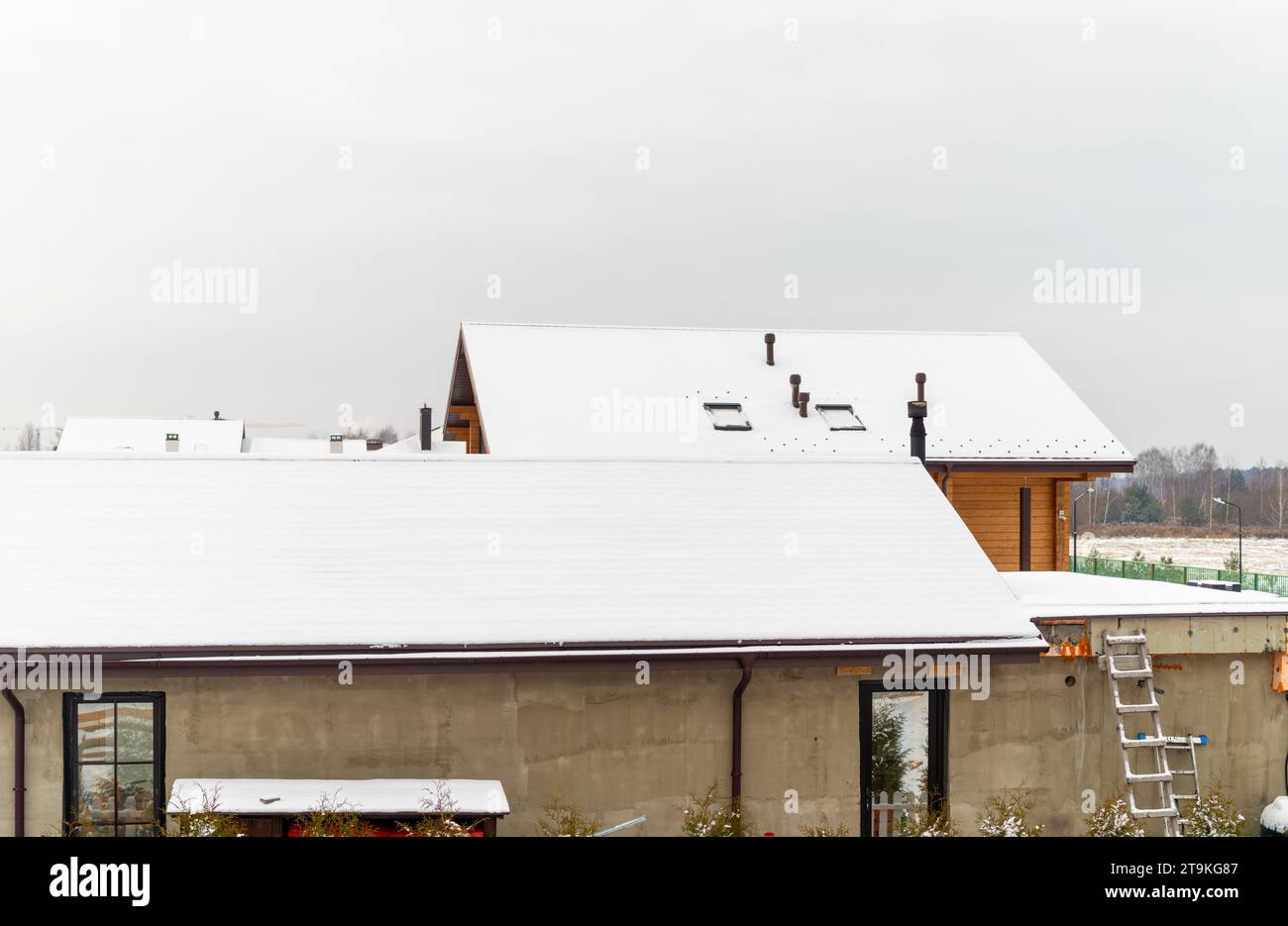Moderne Häuser in der Stadt mit Schnee bedeckt Stockfoto