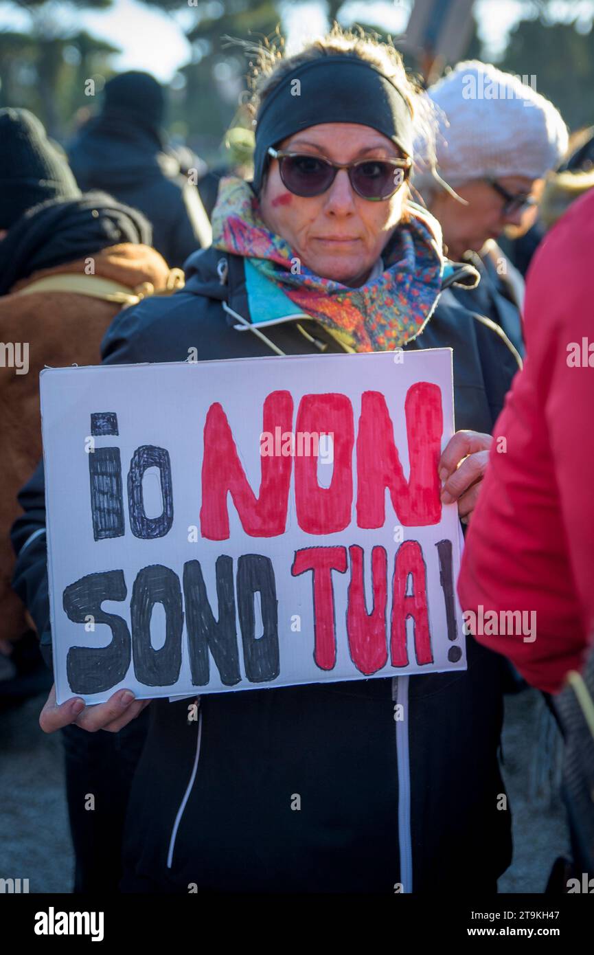 Rom, Italien. November 2023. Eine Frau hält ein Schild hoch mit der Aufschrift „Ich bin nicht deins!“ Während der Demonstration, die von Non Una di Meno in Rom organisiert wurde. Nach Schätzungen der Organisatoren nahmen mindestens 500 000 Menschen an der von der feministischen und transfeministischen Bewegung Non una di meno geförderten Demonstration anlässlich des Internationalen Tages zur Beseitigung der Gewalt gegen Frauen in Rom Teil 2023. es wurden 106 Morde mit weiblichen Opfern aufgezeichnet, von denen 87 im familiären/emotionalen Kontext getötet wurden, von denen 55 vom Partner/Ex-Partner getötet wurden. In Stockfoto