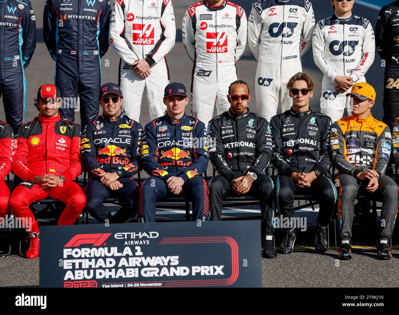 Abu Dhabi, Vereinigte Arabische Emirate. November 2023. Gruppenfoto aller Fahrer der Saison 2023, F1 Grand Prix von Abu Dhabi auf dem Yas Marina Circuit am 26. November 2023 in Abu Dhabi, Vereinigte Arabische Emirate. (Foto von HOCH ZWEI) Credit: dpa/Alamy Live News Stockfoto