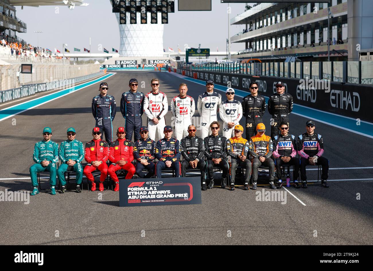 Abu Dhabi, Vereinigte Arabische Emirate. November 2023. Gruppenfoto aller Fahrer der Saison 2023, F1 Grand Prix von Abu Dhabi auf dem Yas Marina Circuit am 26. November 2023 in Abu Dhabi, Vereinigte Arabische Emirate. (Foto von HOCH ZWEI) Credit: dpa/Alamy Live News Stockfoto