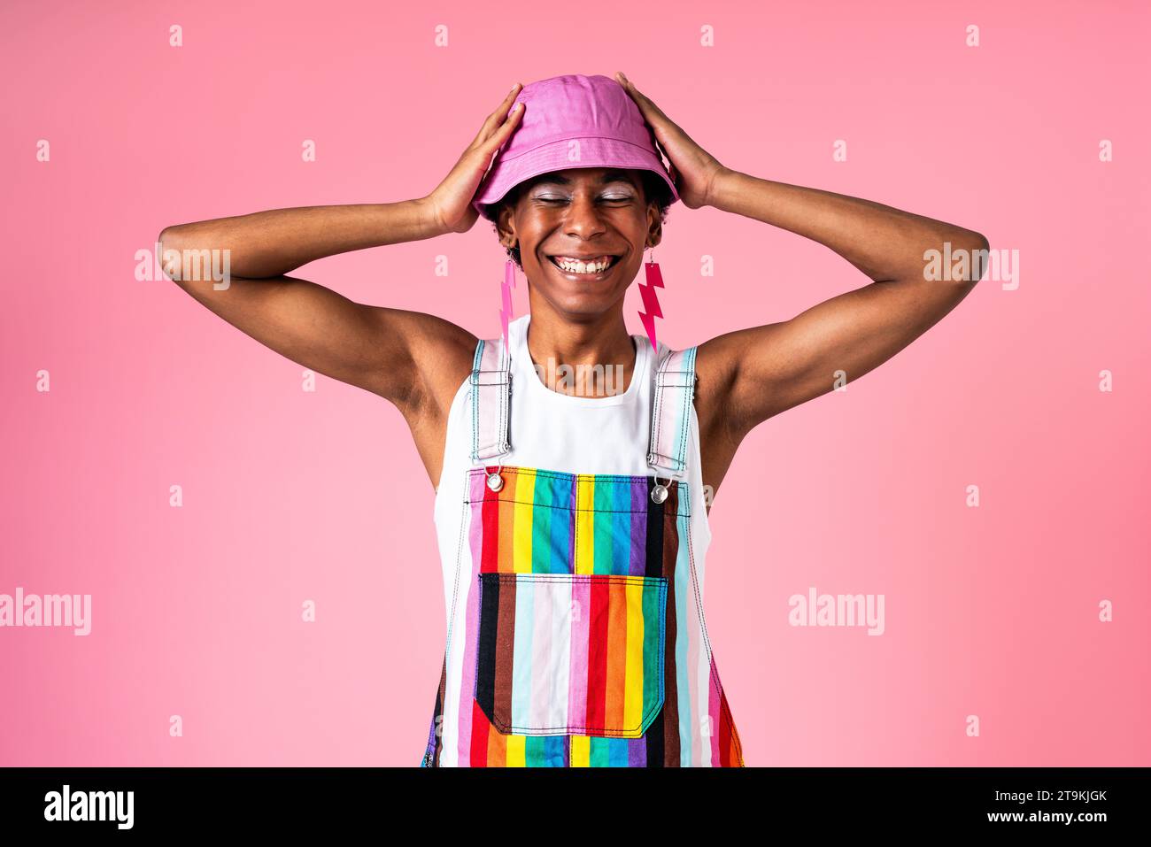 Fließende Gender hispanic latin Black man posiert im Studio mit modischer Kleidung, Konzepten über LGBTQ, geschlechtslos und Diversität Stockfoto