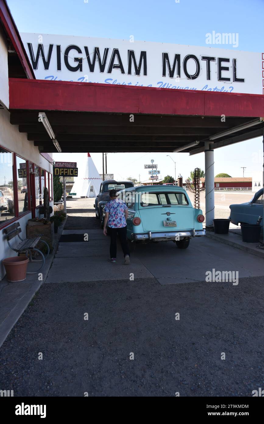 Holbrook, AZ. USA. 10/18/2023. Der Eigentümer des Arizona Motels Chester E. Lewis baute dieses Wigwam Village im Jahr 1950. Das Motel ist wie ein Quadrat angeordnet, Stockfoto