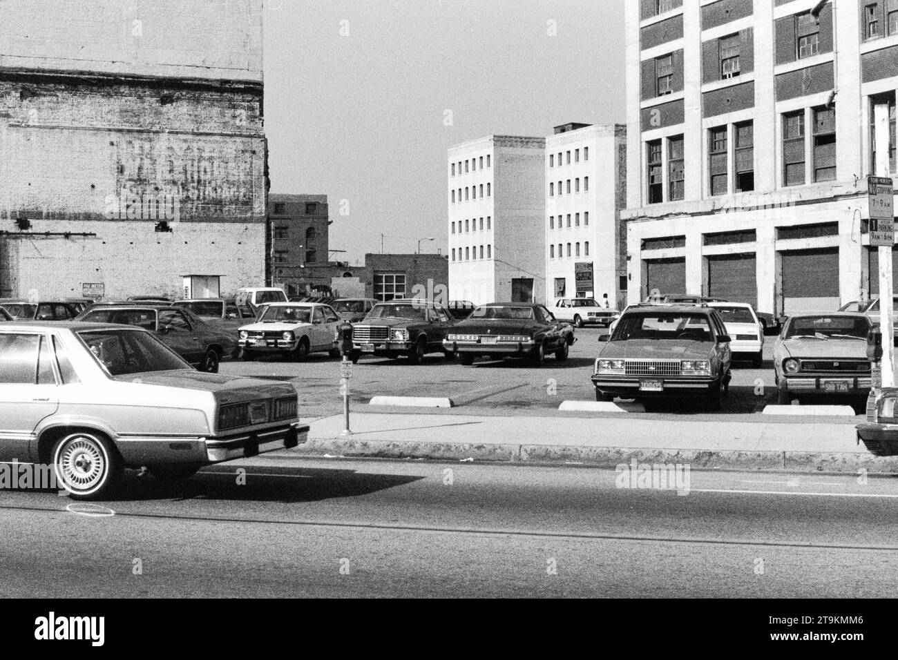 Los Angeles, Kalifornien, USA - 26. März 1987: Grobkörniges Filmfoto von Lagerhäusern in der 2. Straße in der Nähe der Alameda Street in der Innenstadt von Los Angeles. Die Gebäude wurden zur Sanierung abgerissen. Stockfoto