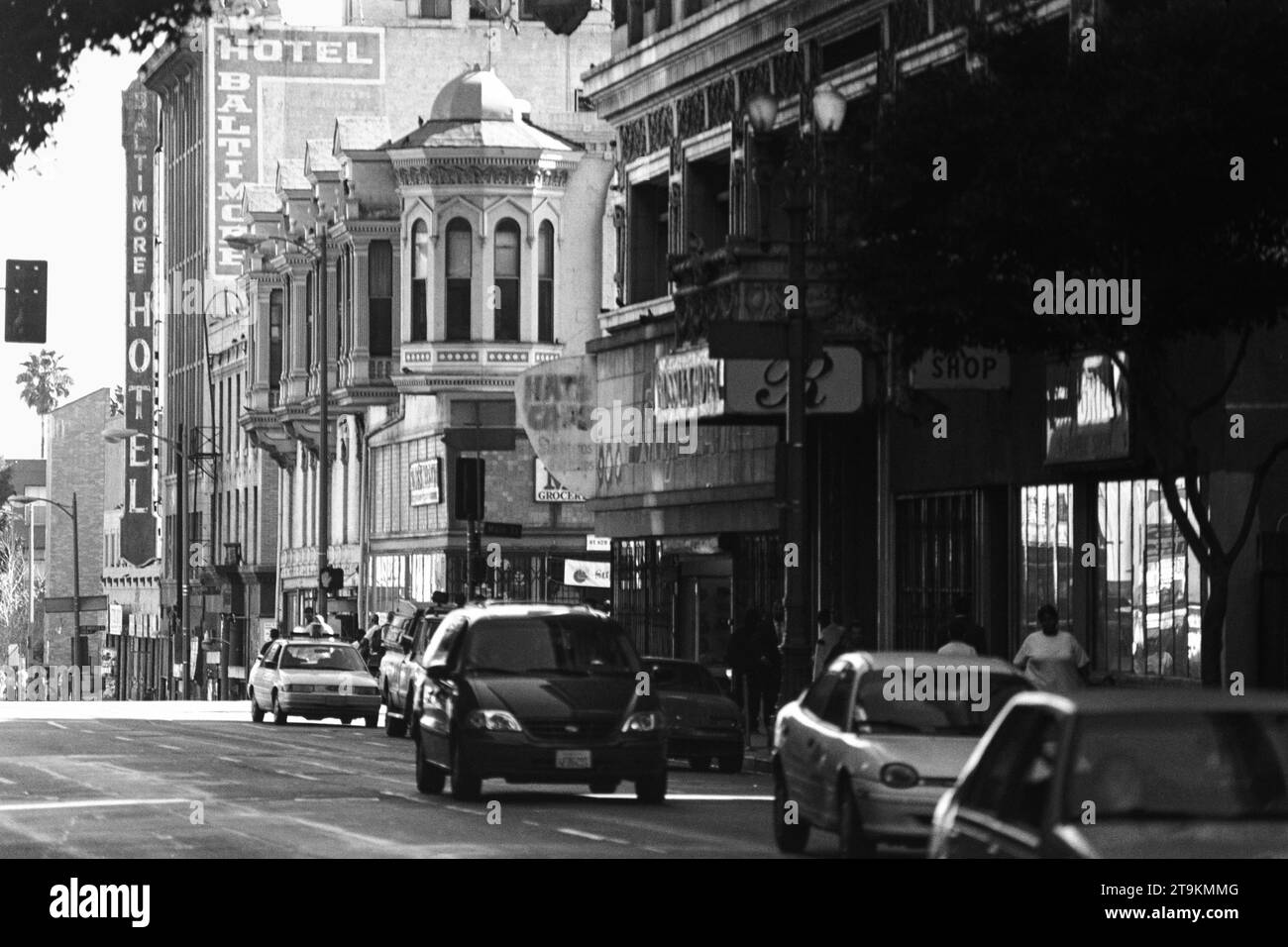 Los Angeles, Kalifornien, USA - 9. Januar 2000: Schwarzer und weißer Blick auf die düstere 5. Straße an der Main Street in Downtown LA. Auf Film aufgenommen. Stockfoto