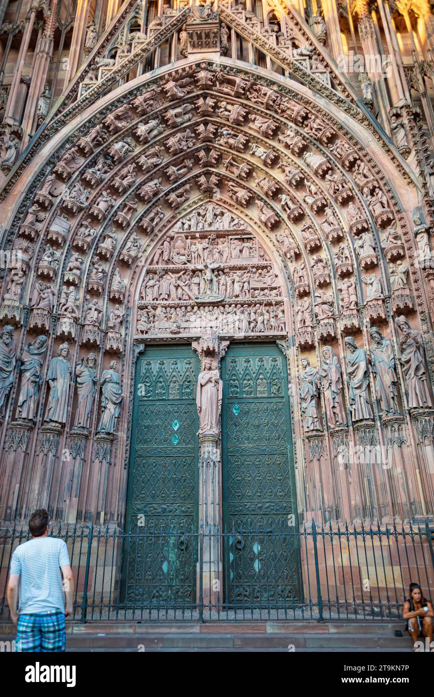 STRASBOURG, GRAND EST, FRANKREICH - CA. AUGUST 2023: Cathedrale Notre-Dame de Strasbourg von Straßburg in Frankreich. Stockfoto