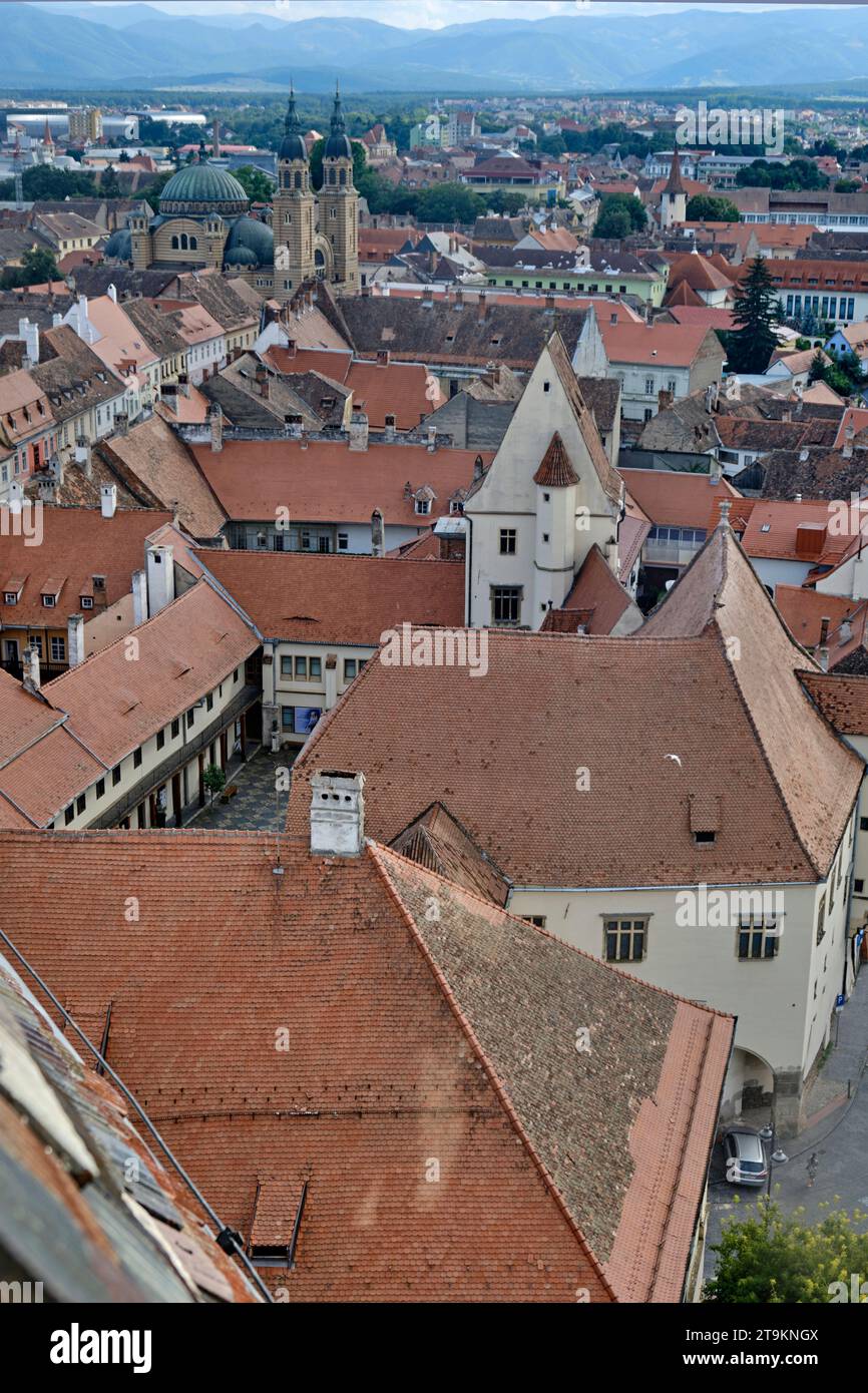 Blick auf die Stadt vom Turm der Lutherischen Kathedrale von Sibiu, Catedrala evanghelică din Sibiu oder Evangelische Stadtpfarrkirche in Sibiu, Rumänien Stockfoto