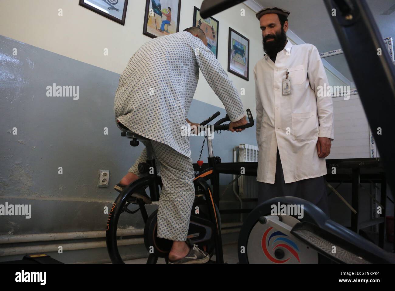 (231126) -- KABUL, 26. November 2023 (Xinhua) -- Ein Patient, der an einer psychischen Erkrankung leidet, benutzt die Fitnessgeräte unter der Leitung eines Arztes während der Rehabilitation im Sehat-e-Rawani Krankenhaus in Kabul, Afghanistan, 5. Oktober 2023. ZU „Feature: Psychische Krankheiten ein häufiges Problem unter Afghanen als Vermächtnis des Krieges“ (Foto: Saifurahman Safi/Xinhua) Stockfoto