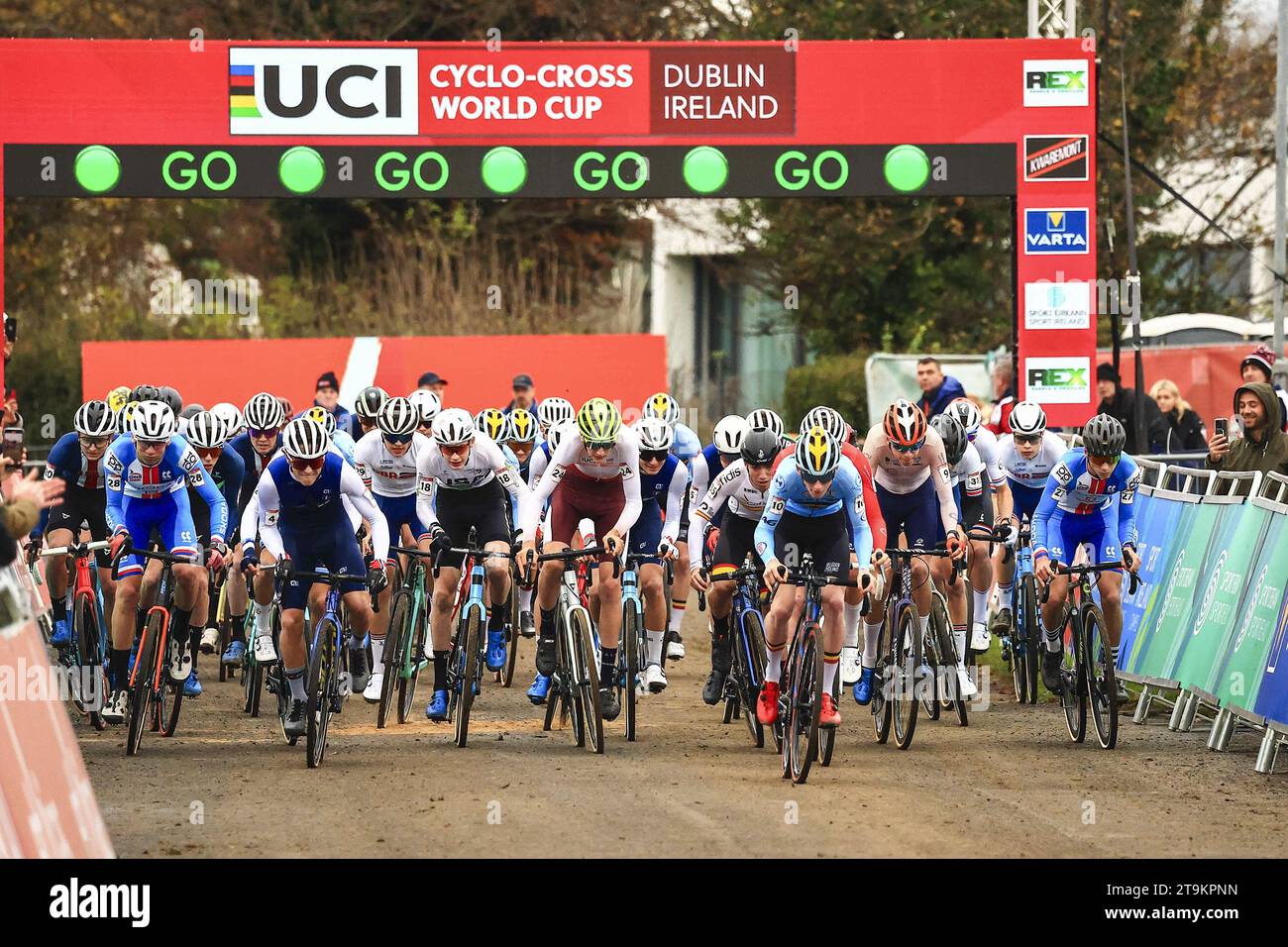 Dublin, Irland. November 2023. Die Abbildung zeigt den Start des Juniorrennens der Herren der Cyclocross-Weltmeisterschaft in Dublin, Irland, Stufe 5 (von 14) der Cyclocross-Weltmeisterschaft UCI, Sonntag, den 26. November 2023. BELGA FOTO DAMIEN EAGERS Credit: Belga Nachrichtenagentur/Alamy Live News Stockfoto