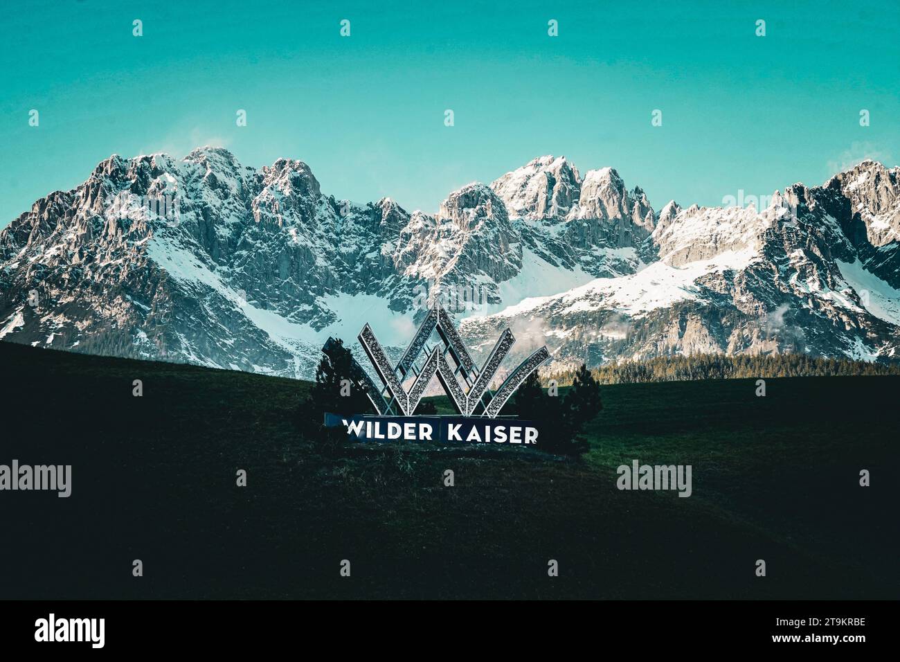 Auf Dem Weg, St.. Johann in Tirol, Österreich - Schriftzug WILDER KAISER - das Kaisergebirge ist eine Gebirgsgruppe der Nördlichen Kalkalpen in den Ostalpen. Es befindet sich in Österreich im Bundesland Tirol zwischen Kufstein und St. Johann in Tirol. Wilden Kaiser Tirol Wilden Kaiser, Tirol, Österreich, Europa Bergkulisse, davor auf der grünen Wiese - Symbolbild für Urlaub, Reisen, Alpen, Bergmassiv, Naturpark, Wandern, Klettern, Bergsteigen, Skigebiet, Wintersport, Skipiste, Panoramablick, Naturlandschaft, Ferienregion, Bergdörfer, Kaiserbachtal, Ellmau, Going, Scheffau, Söll, Bergwelt, Tiroler Unt Stockfoto