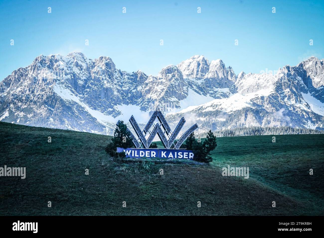 WILDER KAISER geht, St. Johann in Tirol, Österreich - Schriftzug WILDER KAISER - das Kaisergebirge ist eine Gebirgsgruppe der Nördlichen Kalkalpen in den Ostalpen. Es befindet sich in Österreich im Bundesland Tirol zwischen Kufstein und St. Johann in Tirol. Wilden Kaiser Tirol Wilden Kaiser, Tirol, Österreich, Europa Bergkulisse, davor auf der grünen Wiese - Symbolbild für Urlaub, Reisen, Alpen, Bergmassiv, Naturpark, Wandern, Klettern, Bergsteigen, Skigebiet, Wintersport, Skipiste, Panoramablick, Naturlandschaft, Ferienregion, Bergdörfer, Kaiserbachtal, Ellmau, Going, Scheffau, Söll, Bergwel Stockfoto