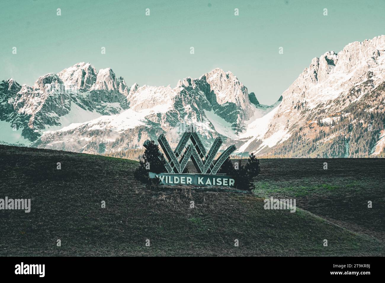 Auf Dem Weg, St.. Johann in Tirol, Österreich - Schriftzug WILDER KAISER - das Kaisergebirge ist eine Gebirgsgruppe der Nördlichen Kalkalpen in den Ostalpen. Es befindet sich in Österreich im Bundesland Tirol zwischen Kufstein und St. Johann in Tirol. Wilden Kaiser Tirol Wilden Kaiser, Tirol, Österreich, Europa Bergkulisse, davor auf der grünen Wiese - Symbolbild für Urlaub, Reisen, Alpen, Bergmassiv, Naturpark, Wandern, Klettern, Bergsteigen, Skigebiet, Wintersport, Skipiste, Panoramablick, Naturlandschaft, Ferienregion, Bergdörfer, Kaiserbachtal, Ellmau, Going, Scheffau, Söll, Bergwelt, Tiroler Unt Stockfoto