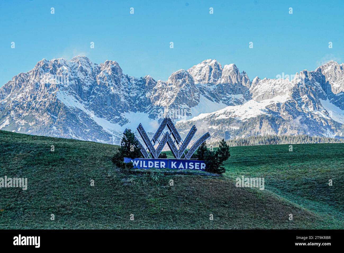 Auf Dem Weg, St.. Johann in Tirol, Österreich - Schriftzug WILDER KAISER - das Kaisergebirge ist eine Gebirgsgruppe der Nördlichen Kalkalpen in den Ostalpen. Es befindet sich in Österreich im Bundesland Tirol zwischen Kufstein und St. Johann in Tirol. Wilden Kaiser Tirol Wilden Kaiser, Tirol, Österreich, Europa Bergkulisse, davor auf der grünen Wiese - Symbolbild für Urlaub, Reisen, Alpen, Bergmassiv, Naturpark, Wandern, Klettern, Bergsteigen, Skigebiet, Wintersport, Skipiste, Panoramablick, Naturlandschaft, Ferienregion, Bergdörfer, Kaiserbachtal, Ellmau, Going, Scheffau, Söll, Bergwelt, Tiroler Unt Stockfoto