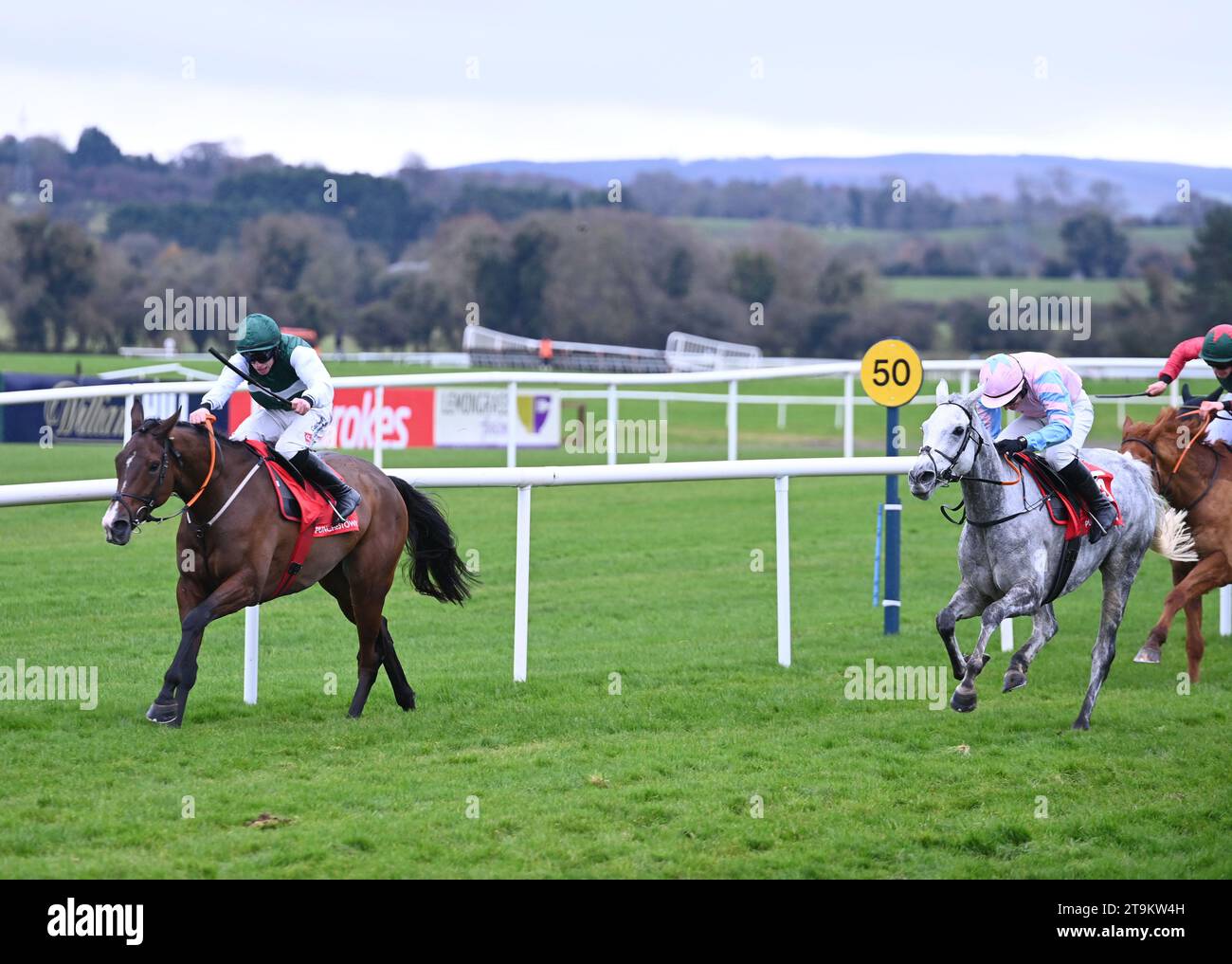 Bob Cigar und Jack Kennedy, die am zweiten Tag des Punchestown Winter Festivals auf der Punchestown Racecourse die Fox Valet Rental Handicap Hürde gewinnen. Bilddatum: Sonntag, 26. November 2023. Stockfoto