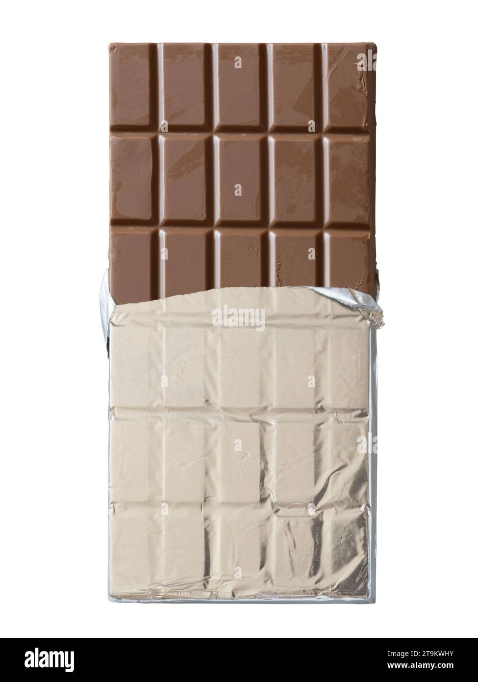 Schokoladenriegel in Aluminiumfolie auf weißem Hintergrund mit Schneidepfad gewickelt Stockfoto