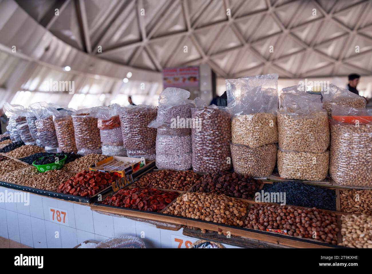 Taschkent,Usbekistan-OKTOBER,16,2023: Gewürze und trockene Früchte auf dem großen Markt von Taschkent,Usbekistan,2023. Stockfoto