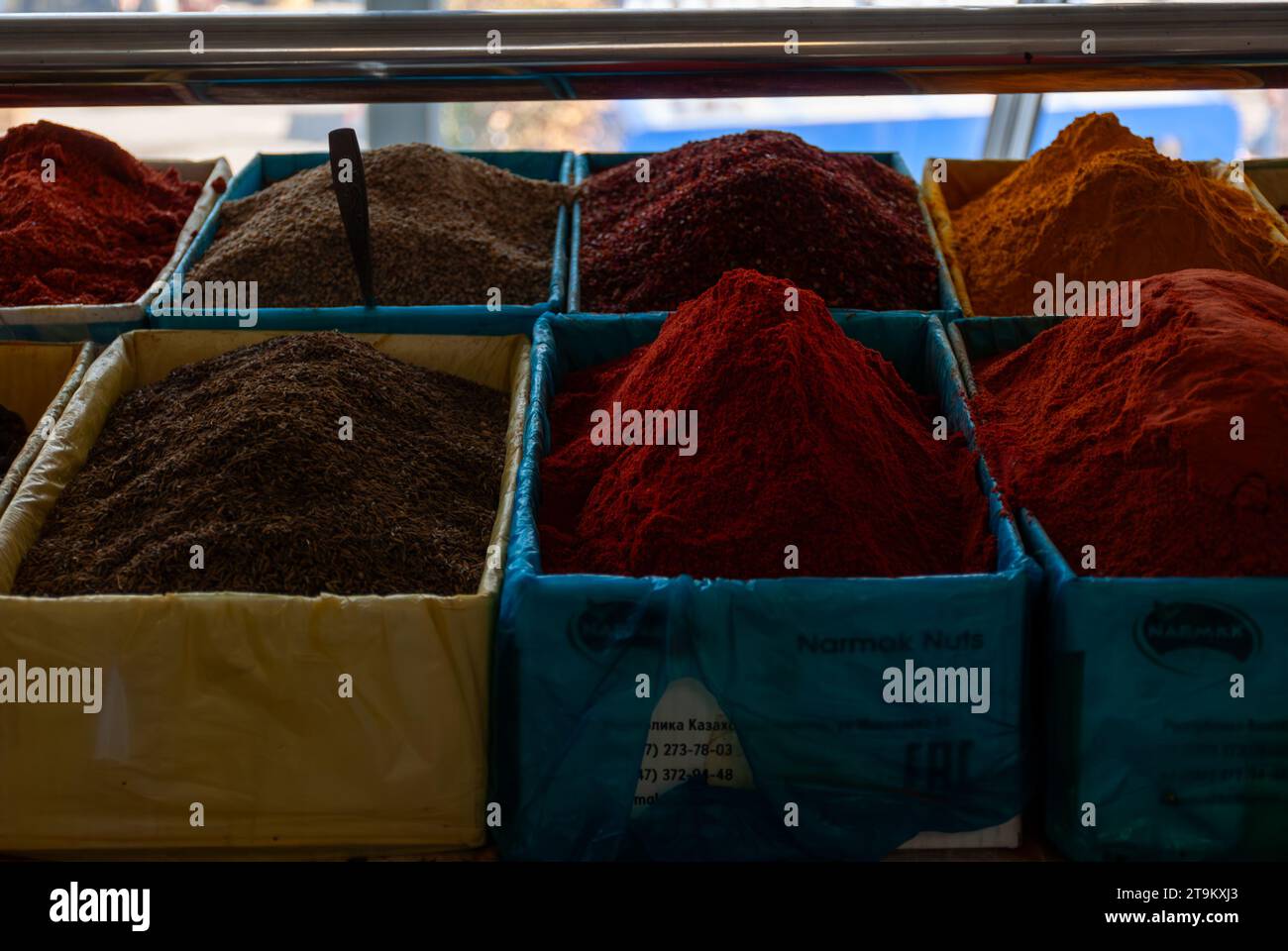 Taschkent,Usbekistan-OKTOBER,16,2023: Gewürze und trockene Früchte auf dem großen Markt von Taschkent,Usbekistan,2023. Stockfoto