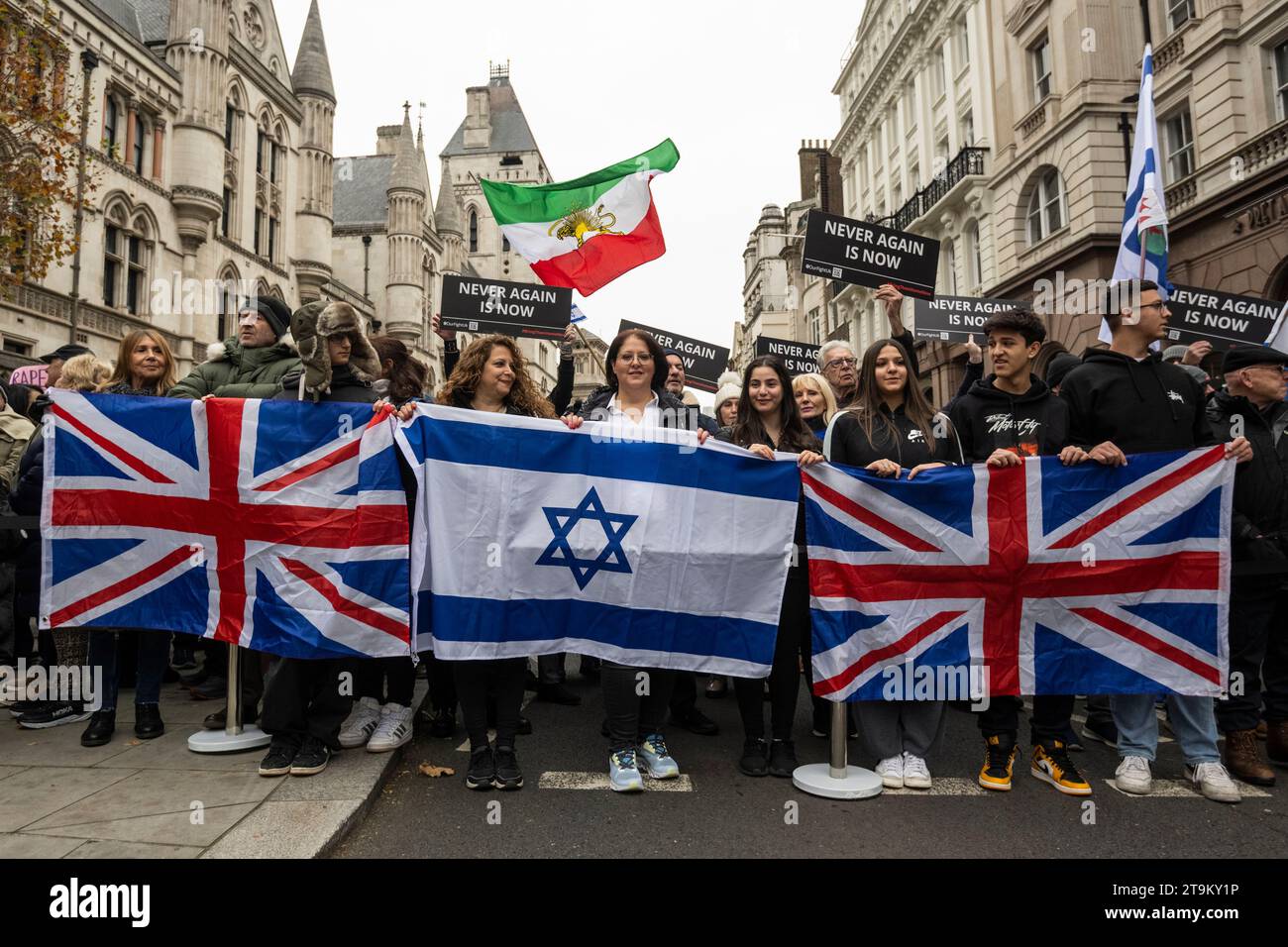 London, Großbritannien. 26. November 2023. Die Menschen nehmen an einem Marsch gegen Antisemitismus Teil, einem Protest gegen Antisemitismus in Großbritannien, der von der Wohltätigkeitsorganisation Campaign Against Antisemitism organisiert wird, ausgehend von den Royal Courts of Justice. Ein vorübergehender Waffenstillstand im israelischen Hamas-Krieg, der mit dem Angriff der Hamas auf Israel am 7. Oktober begann, hat begonnen, die Freilassung einer Reihe israelischer Geiseln durch die Hamas im Austausch für palästinensische Gefangene zu ermöglichen. Quelle: Stephen Chung / Alamy Live News Stockfoto