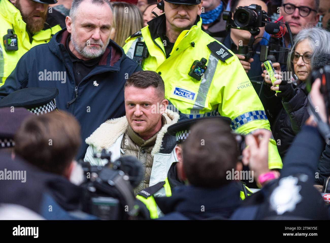 London, Großbritannien. 26. November 2023. Tommy Robinson, Gründer und ehemaliger Führer der rechtsextremen englischen Verteidigungsliga, wurde verhaftet, als er versucht, sich einem Marsch gegen Antisemitismus anzuschließen, einem Protest gegen Antisemitismus in Großbritannien, der von der Kampagne gegen Antisemitismus organisiert wird, beginnend bei den Royal Courts of Justice. Ein vorübergehender Waffenstillstand im israelischen Hamas-Krieg, der mit dem Angriff der Hamas auf Israel am 7. Oktober begann, hat begonnen, die Freilassung einer Reihe israelischer Geiseln durch die Hamas im Austausch für palästinensische Gefangene zu ermöglichen. Quelle: Stephen Chung / Alamy Live News Stockfoto