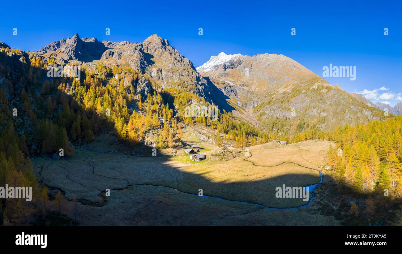 Herbstlicher Blick auf die Alpe Larecchio und den Larecchio See, Val Vogna, Riva Valdobbia, Valsesia, Provinz Vercelli, Piemont, Italien, Europa. Stockfoto