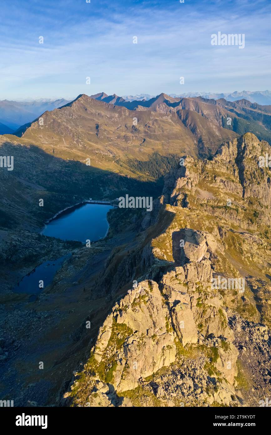 Blick aus der Vogelperspektive auf Laghi di Trona bei Sonnenuntergang. Ornica, Val Salmurano, Val Brembana, Alpi Orobie, Bergamo, Provinz Bergamo, Lombardei, Italien, Europa. Stockfoto