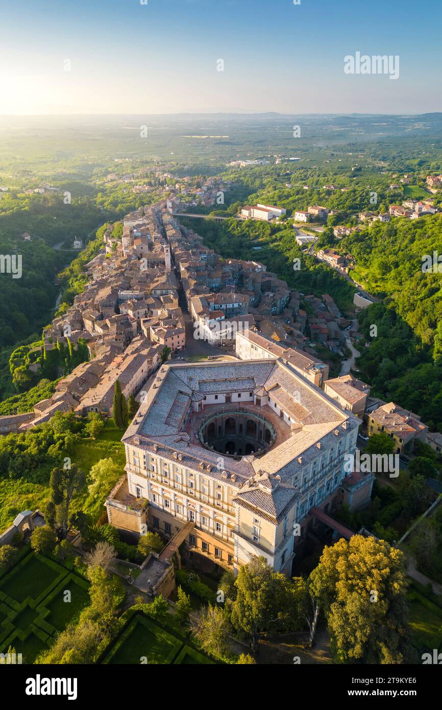 Sonnenaufgang in der fünfeckigen Villa namens Villa Farnese, einem fantastischen Gebäude in Caprarola Stadt. Viterbo District, Latium, Italien, Europa. Stockfoto Sonnenaufgang in der fünfeckigen Villa namens Villa Farnese, einem fantastischen Gebäude in Caprarola Stadt. Viterbo District, Latium, Italien, Europa. Stockfoto