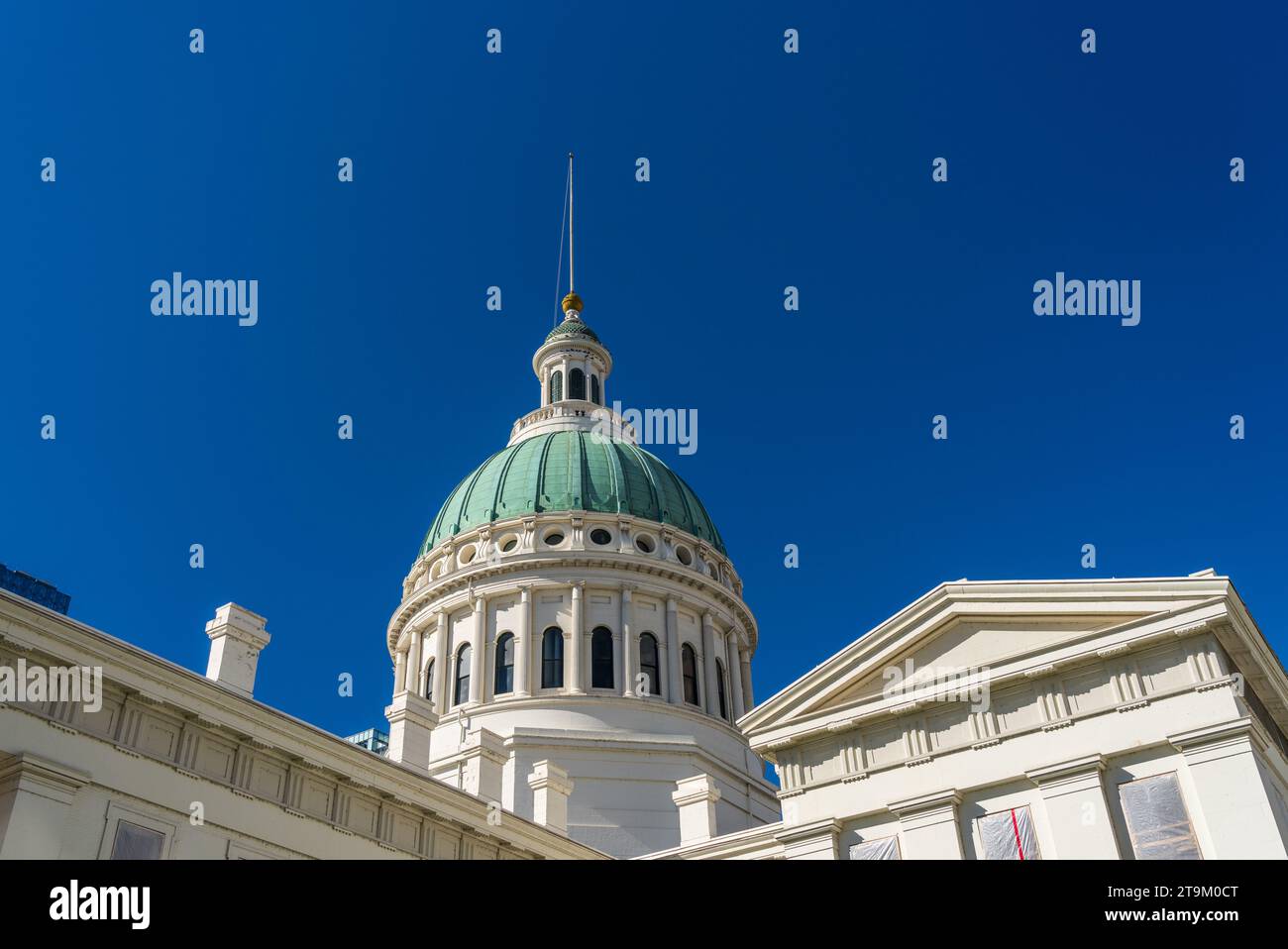 Kuppel des alten Gerichtsgebäudes in St. Louis Missouri vor dem blauen Himmel, während im Inneren Renovierungsarbeiten stattfinden Stockfoto