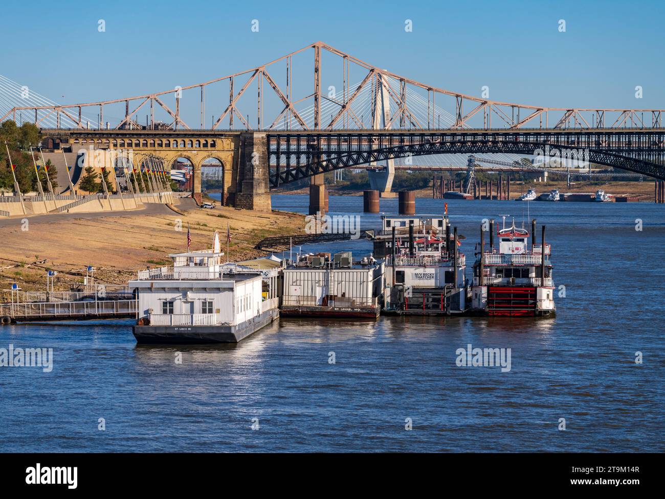 St Louis, MO - 21. Oktober 2023: Niedrigwasserspiegel im Mississippi-Fluss mit Kasino-Flussläufen am Ufer Stockfoto
