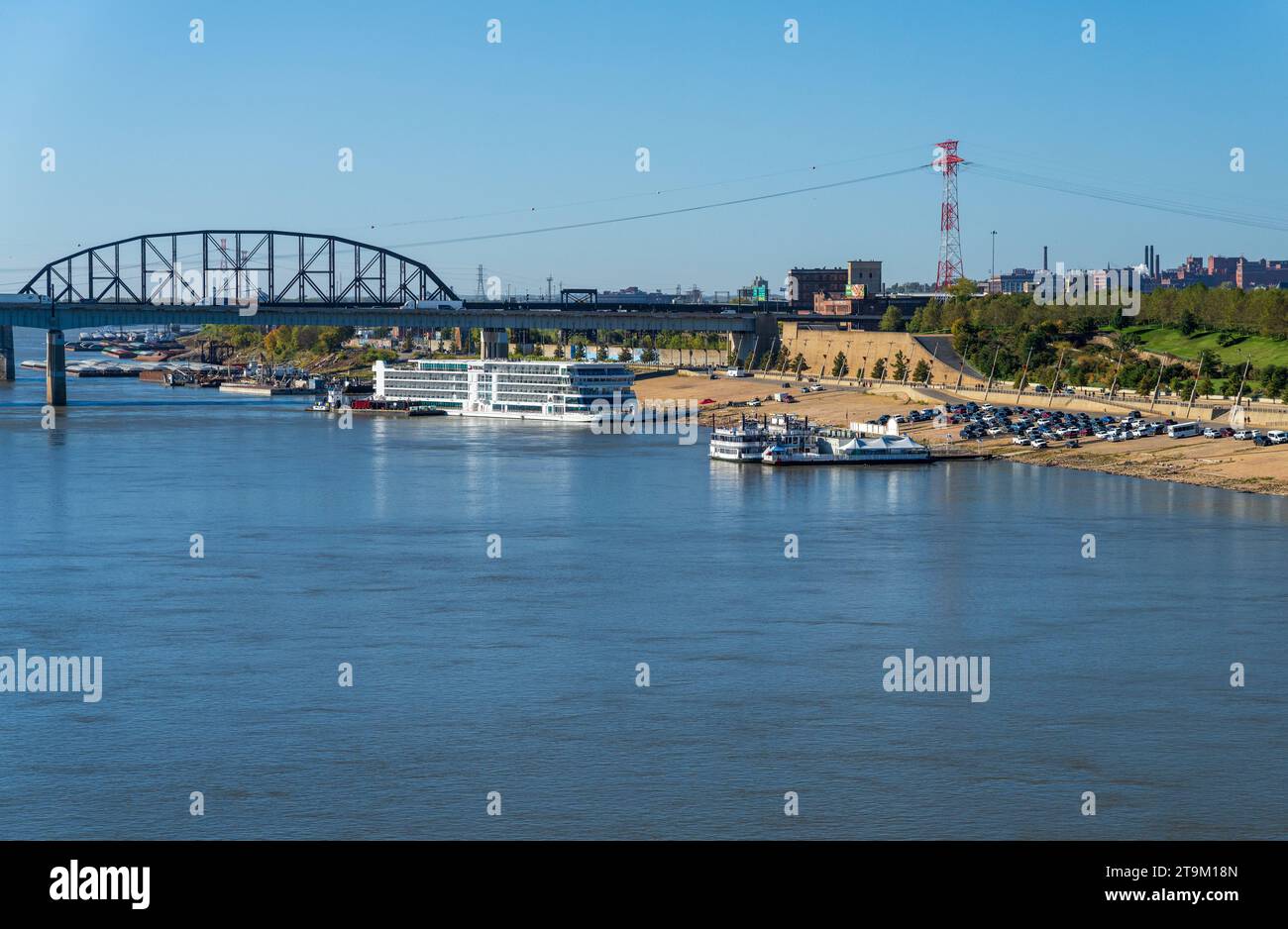 St Louis, MO - 21. Oktober 2023: Das Viking Mississippi River Cruise Boot dockte am Uferdeich mit niedrigem Wasserstand im Fluss von der EADS Bridge aus gesehen Stockfoto